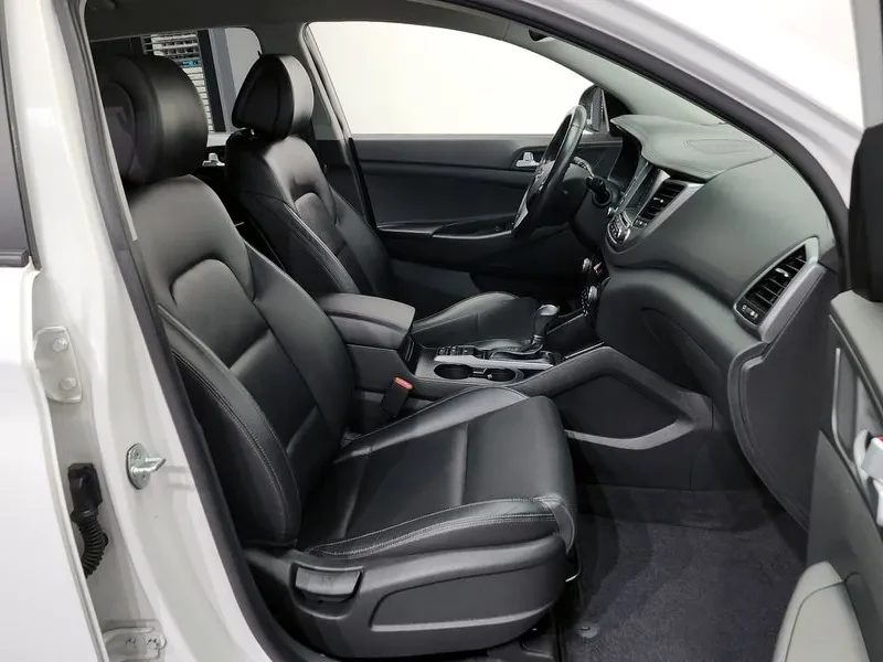 Hyundai Tucson 2.0 CRDi 4WD, снимка 10 - Автомобили и джипове - 55132972