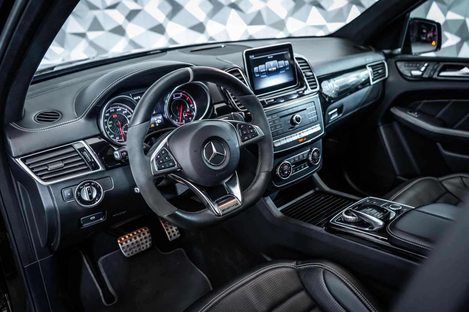 Mercedes-Benz GLE 63 AMG 4MATIC* PANO* 21'' - изображение 8