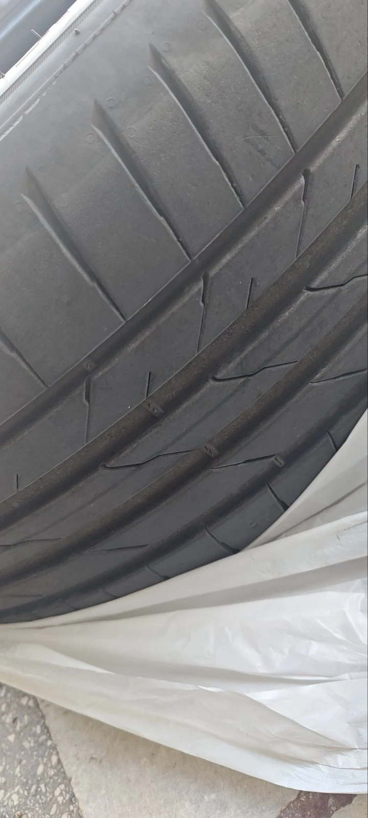 Гуми Летни 235/50R19, снимка 4 - Гуми и джанти - 54140941