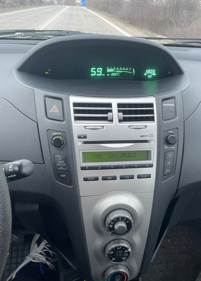 Toyota Yaris 1.0i, обслужена, каско, климатик, перфектна, снимка 10 - Автомобили и джипове - 52191873