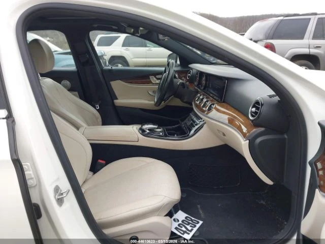 Mercedes-Benz E 300 AMG* PACK* 4MATIC* BURMESTER* 360КАМЕРА* , снимка 9 - Автомобили и джипове - 53975674