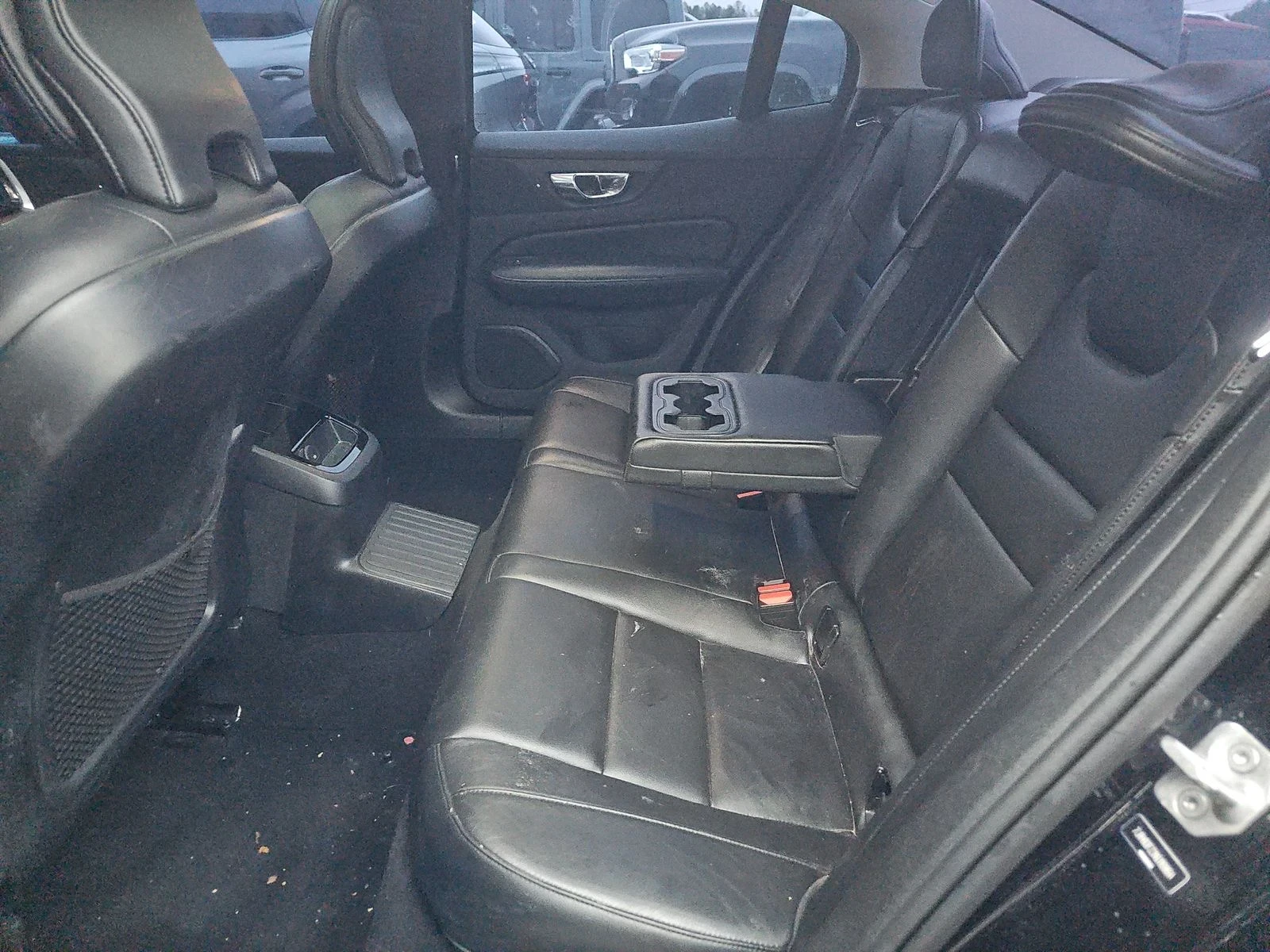 Volvo S60 Recharge Plug-In Hybrid T8 R-Design Expression, снимка 14 - Автомобили и джипове - 53851685