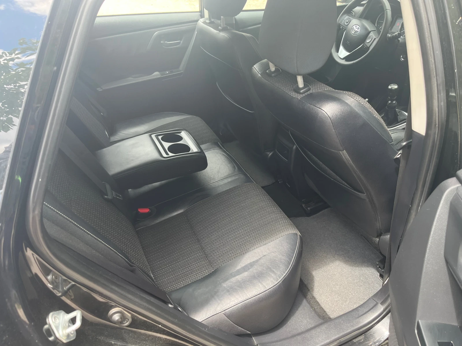 Toyota Auris 1.4 D4D, снимка 11 - Автомобили и джипове - 54891649