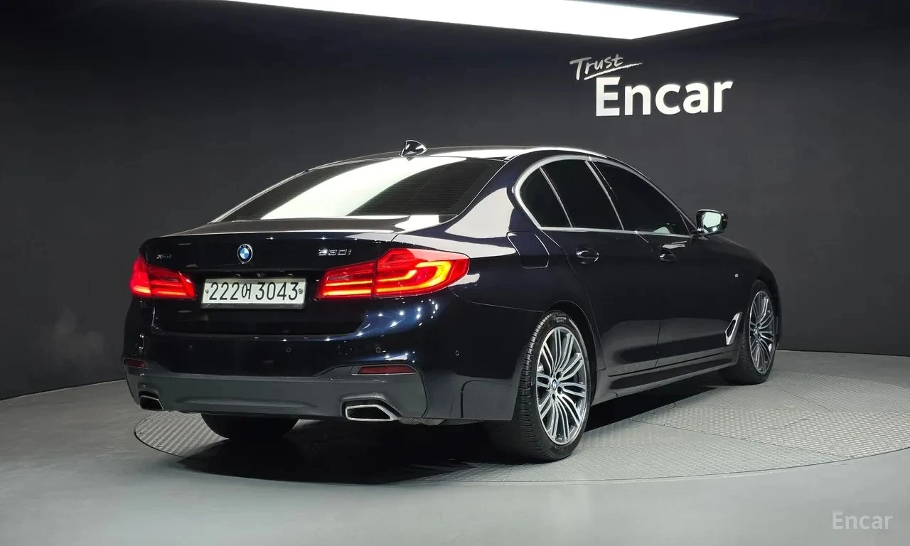 BMW 530 М ПАКЕТ/360 КАМ/ОБДУХПОДГРЕВ/ШИБЕДАХ/ПАМЕТ/HUD/, снимка 2 - Автомобили и джипове - 55049771