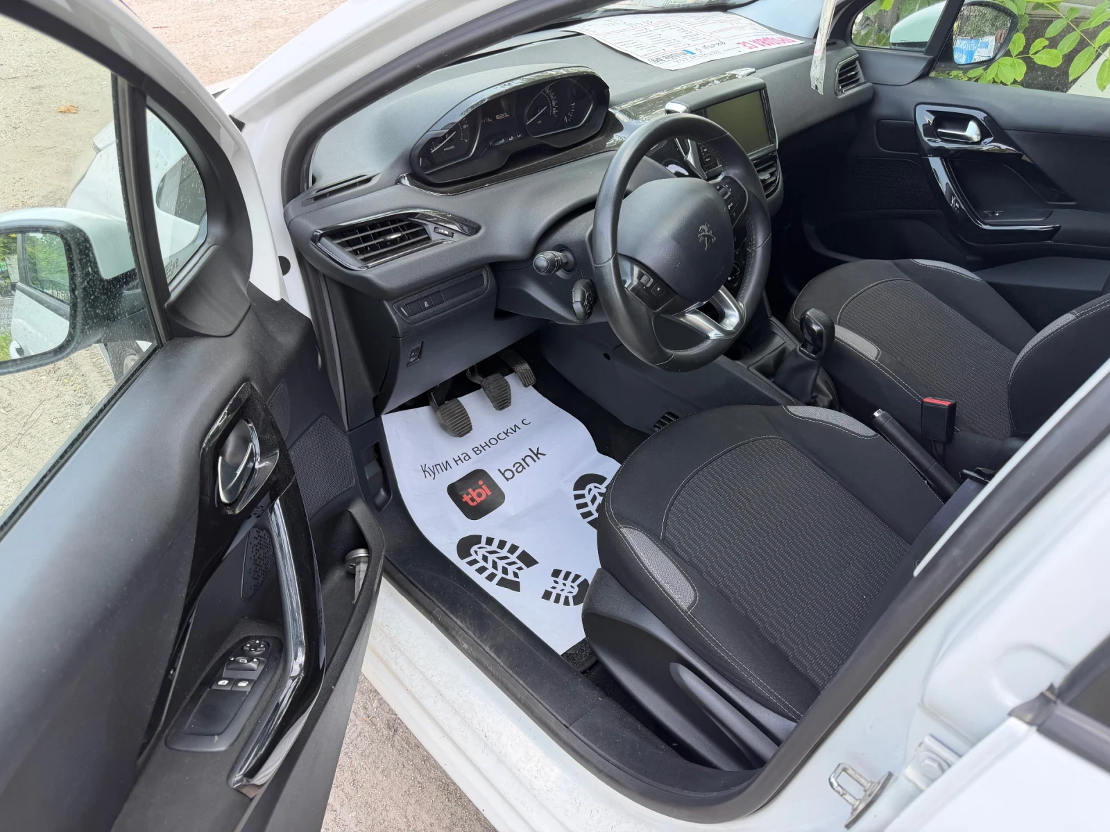 Peugeot 208 1.2, снимка 10 - Автомобили и джипове - 55127633