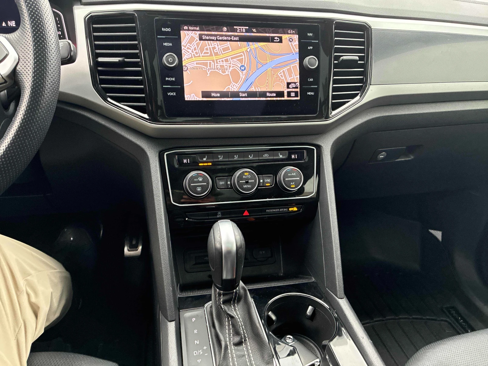 VW Atlas Cross Sport  * * CARFAX * * АВТО КРЕДИТ * * , снимка 11 - Автомобили и джипове - 53841759