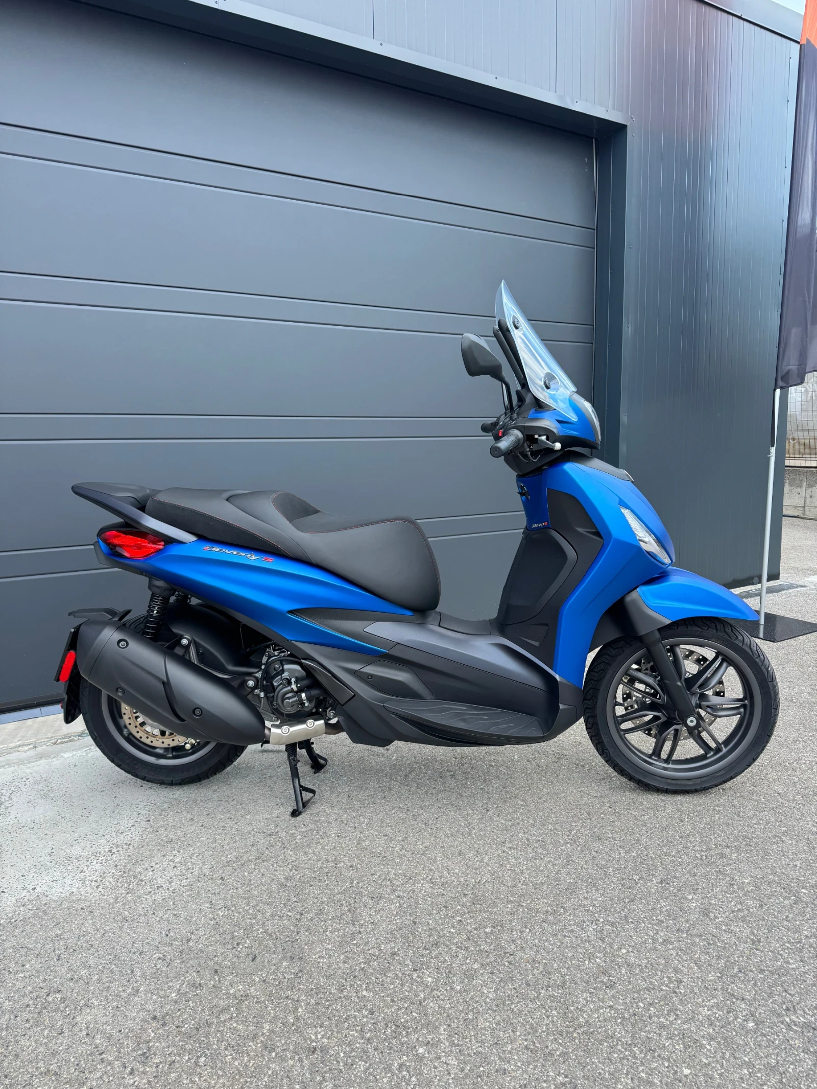 Piaggio Beverly S-300HPE-ABS-ASR-LED-КАТО НОВ!, снимка 2 - Мотоциклети и мототехника - 55068212