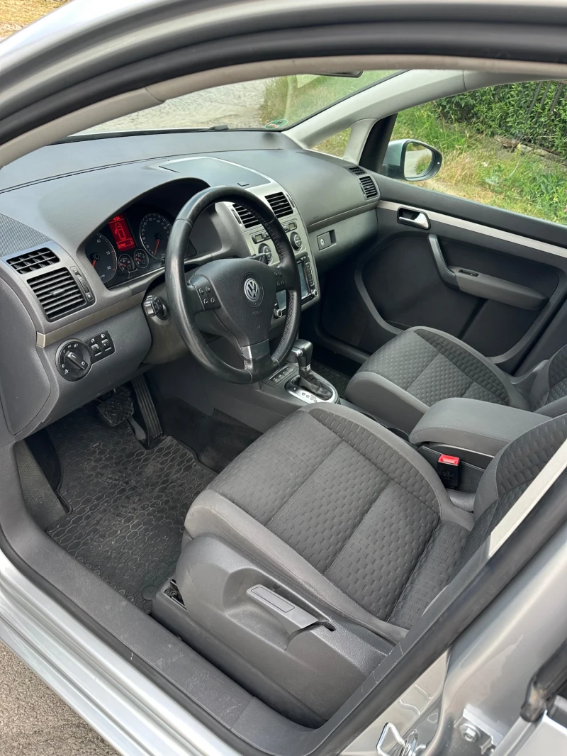 VW Touran 1.9 TDI 105 DSG, снимка 9 - Автомобили и джипове - 52569602