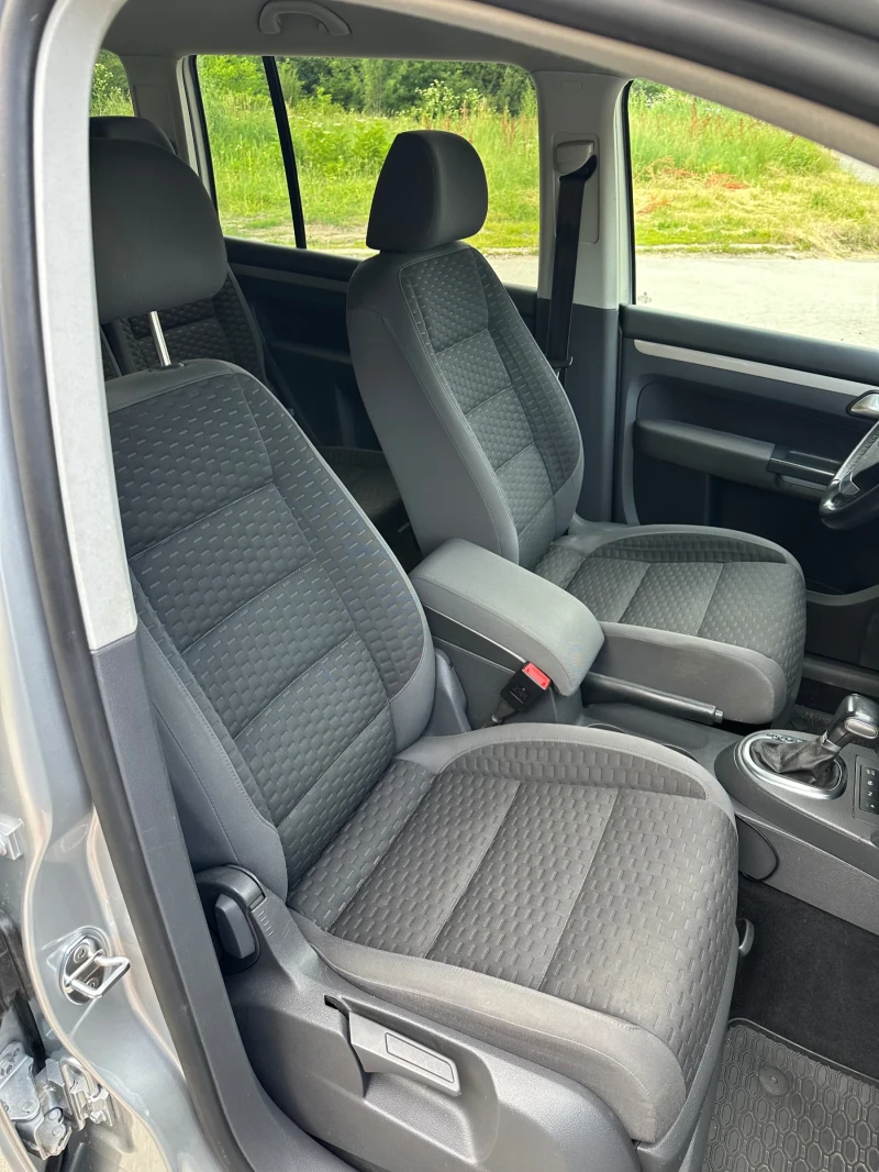 VW Touran 1.9 TDI 105 DSG, снимка 11 - Автомобили и джипове - 52569602