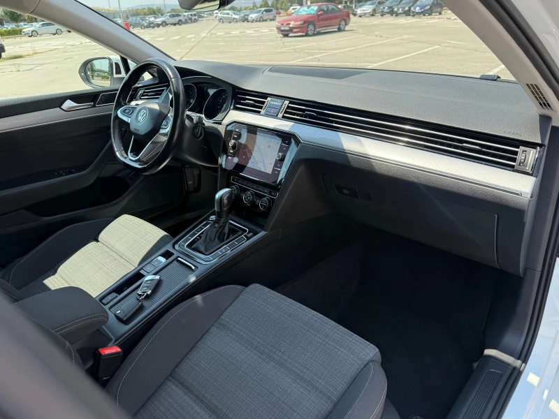 VW Passat 2.0///150p.s///Distronic///LED/CARPLAY/Lane-assist, снимка 11 - Автомобили и джипове - 51421565