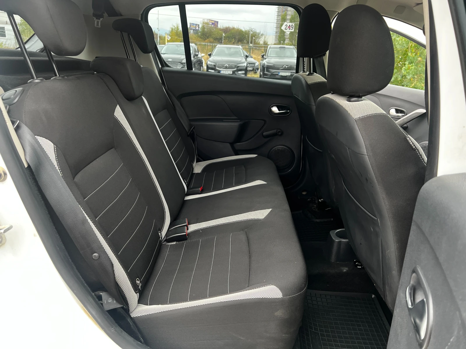 Dacia Sandero Stepway, снимка 15 - Автомобили и джипове - 56266530