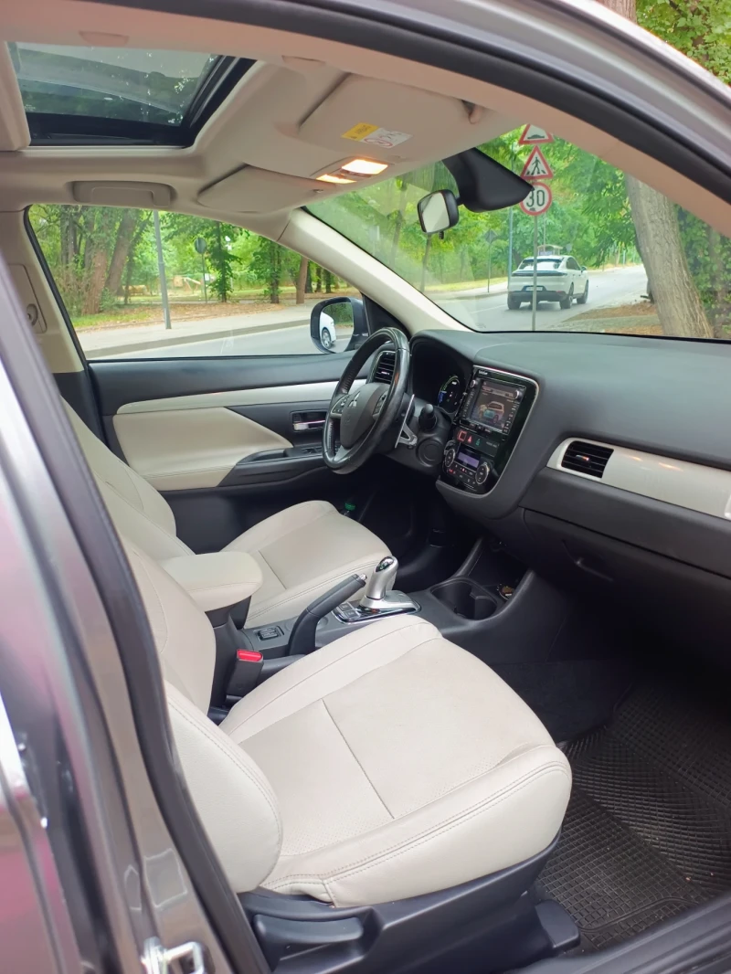 Mitsubishi Outlander PLUG-IN HYBRID 4x4, снимка 11 - Автомобили и джипове - 51488615
