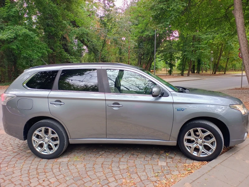 Mitsubishi Outlander PLUG-IN HYBRID 4x4, снимка 4 - Автомобили и джипове - 51488615