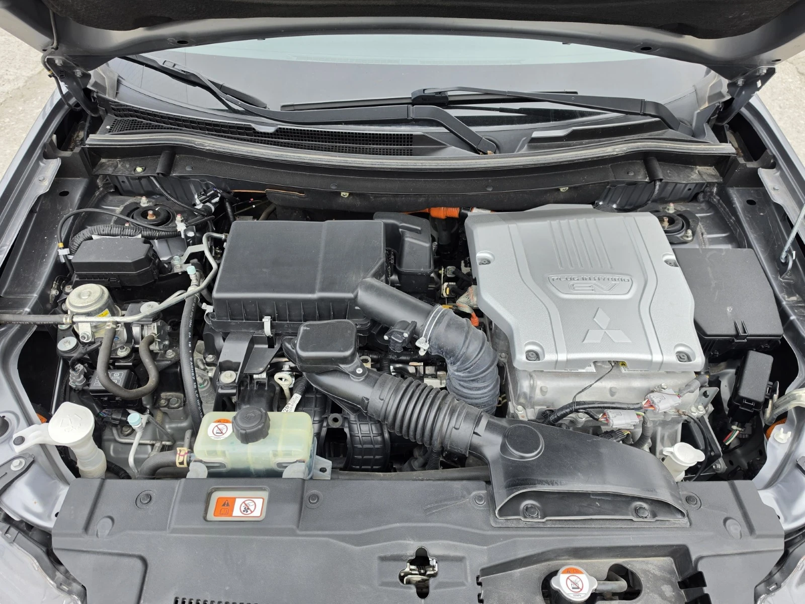 Mitsubishi Outlander PLUG-IN HYBRID 4x4, снимка 9 - Автомобили и джипове - 51488615