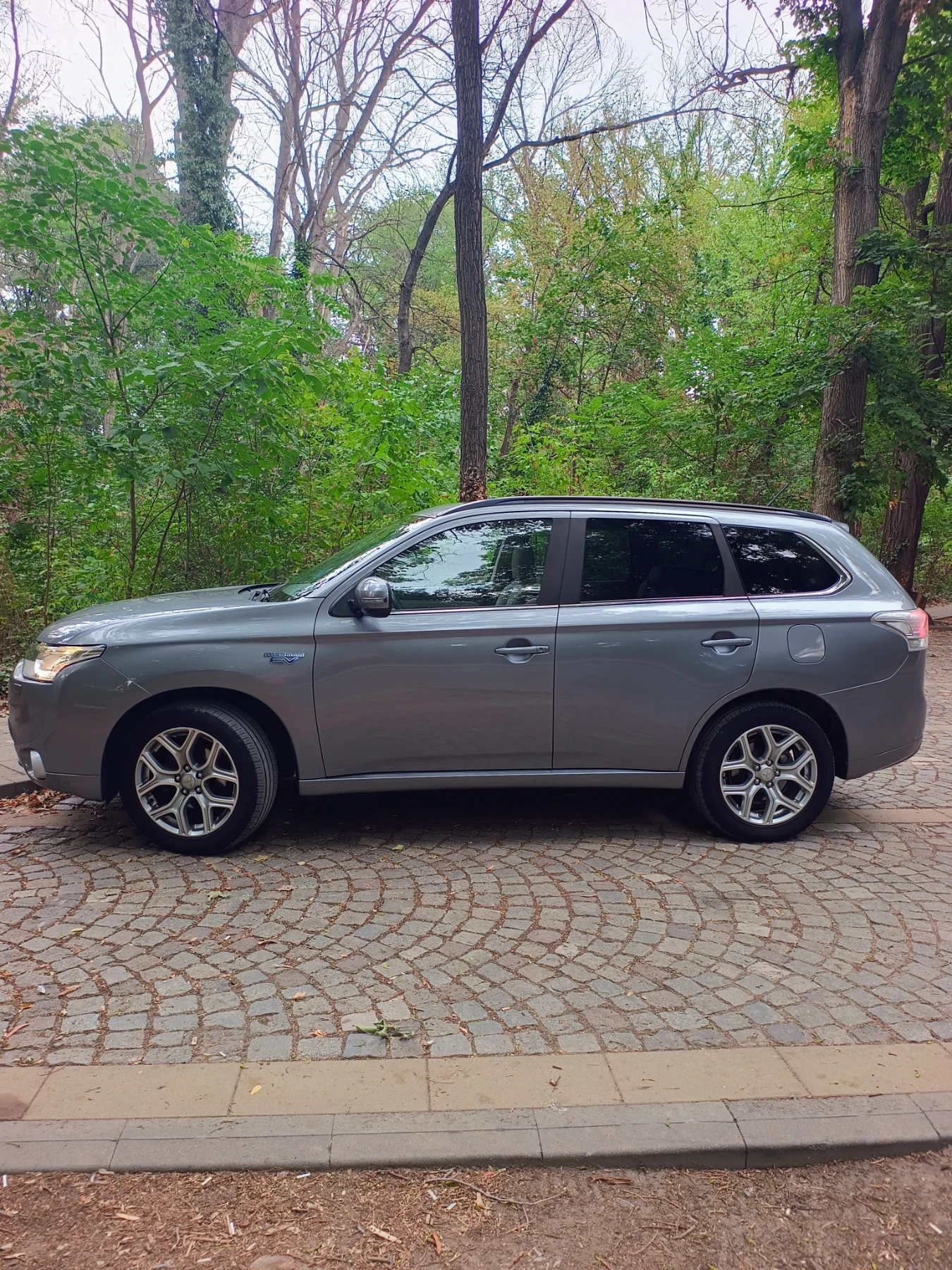 Mitsubishi Outlander PLUG-IN HYBRID 4x4 - изображение 8