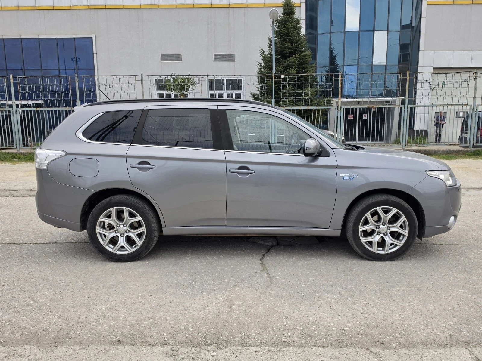 Mitsubishi Outlander PLUG-IN HYBRID 4x4, снимка 4 - Автомобили и джипове - 51488615