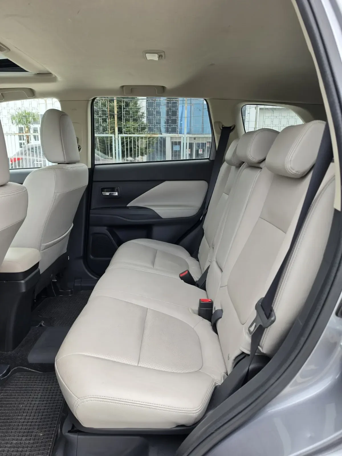 Mitsubishi Outlander PLUG-IN HYBRID 4x4, снимка 12 - Автомобили и джипове - 51488615