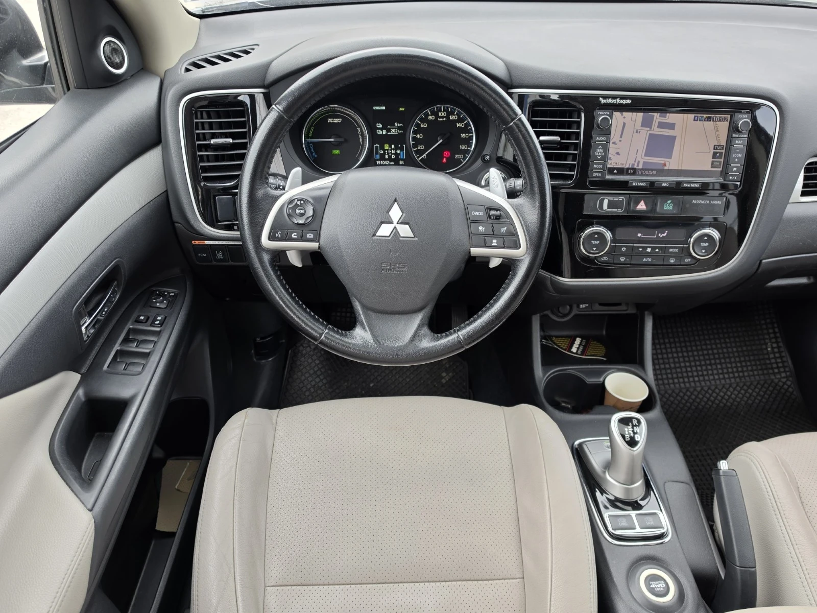 Mitsubishi Outlander PLUG-IN HYBRID 4x4, снимка 11 - Автомобили и джипове - 51488615