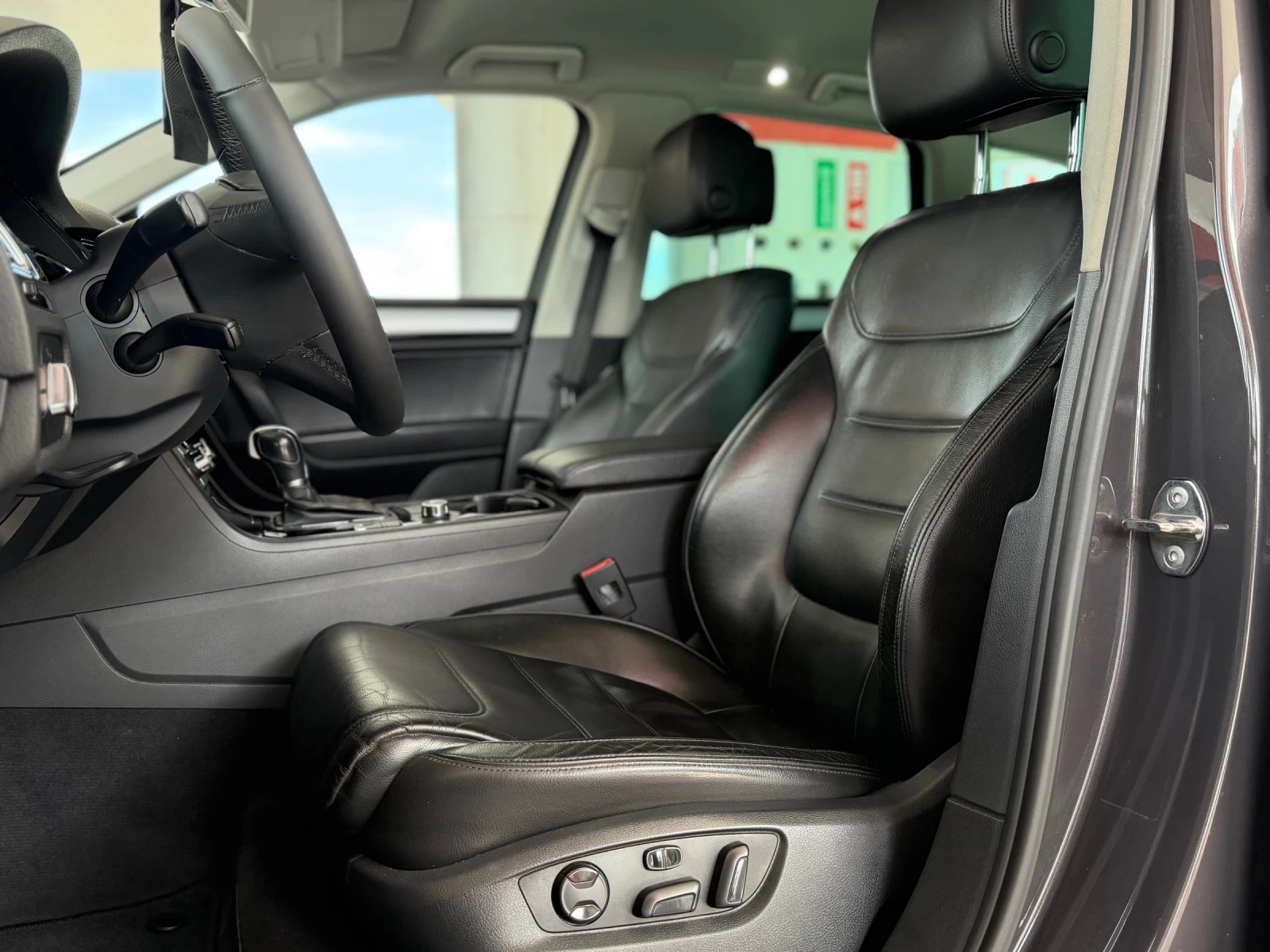 VW Touareg 3.0TDI, снимка 2 - Автомобили и джипове - 54933477