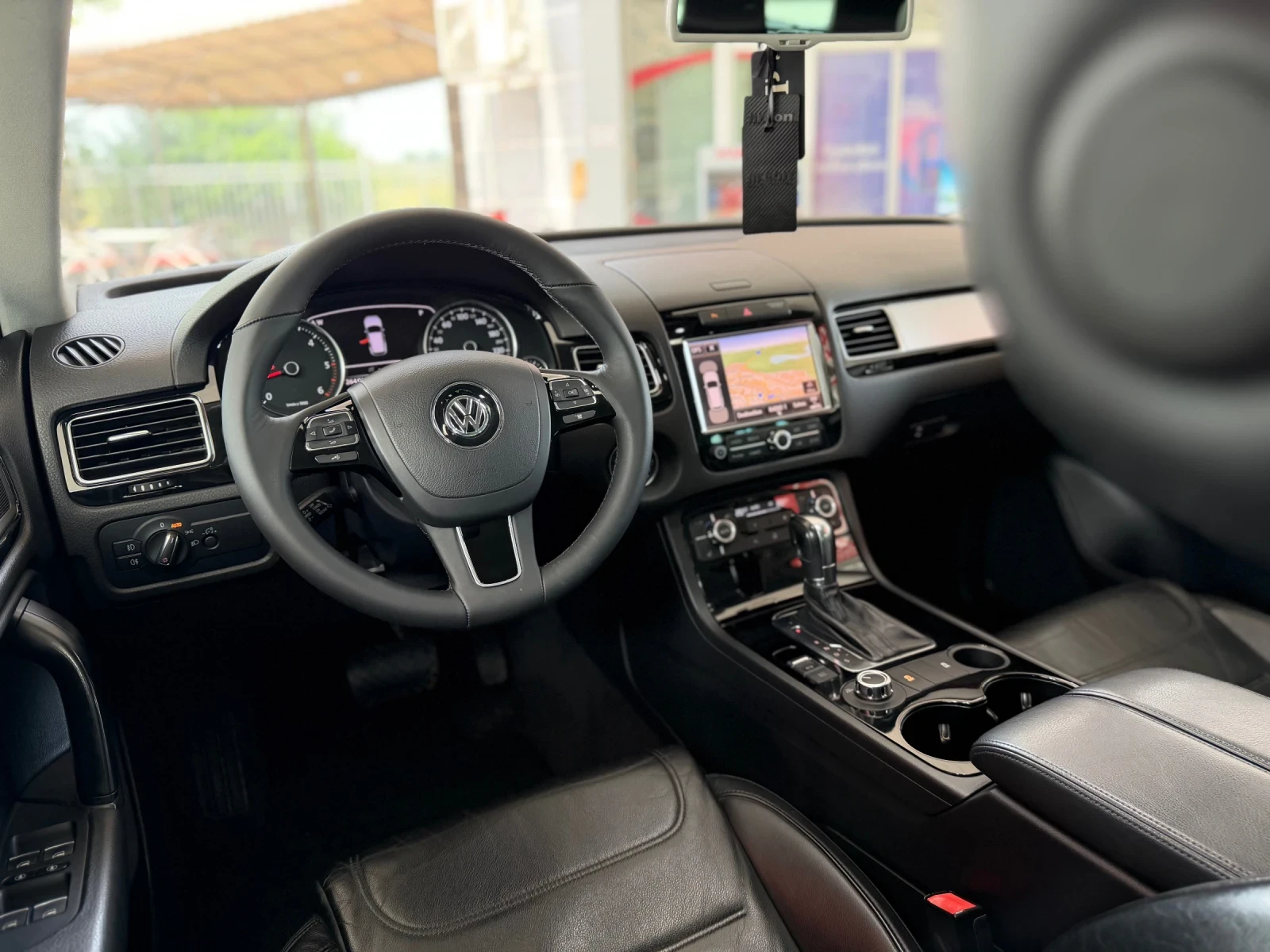VW Touareg 3.0TDI, снимка 11 - Автомобили и джипове - 54933477