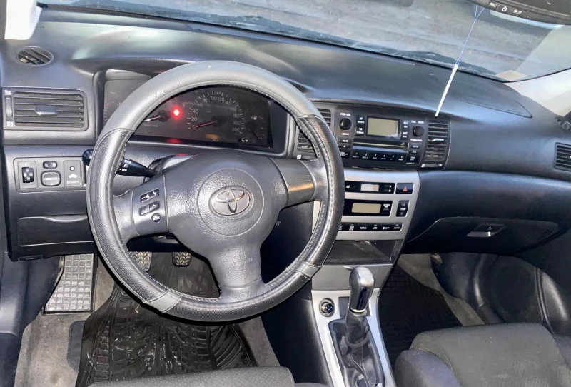 Toyota Corolla Дизел D4D, снимка 4 - Автомобили и джипове - 48112711