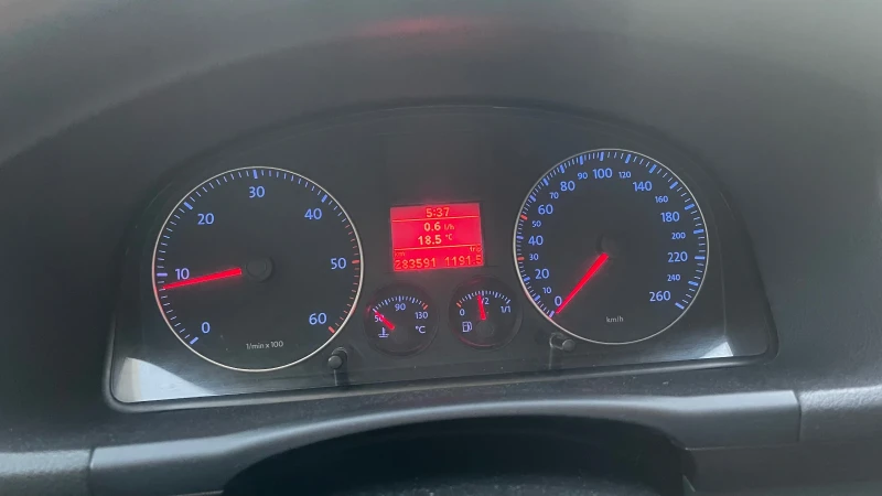 VW Touran, снимка 10 - Автомобили и джипове - 52756031