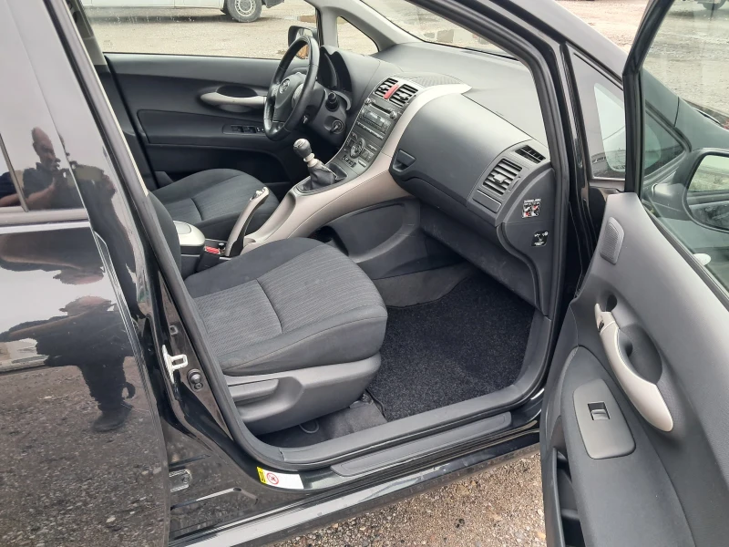 Toyota Auris 2.0 D4D, снимка 12 - Автомобили и джипове - 53521044