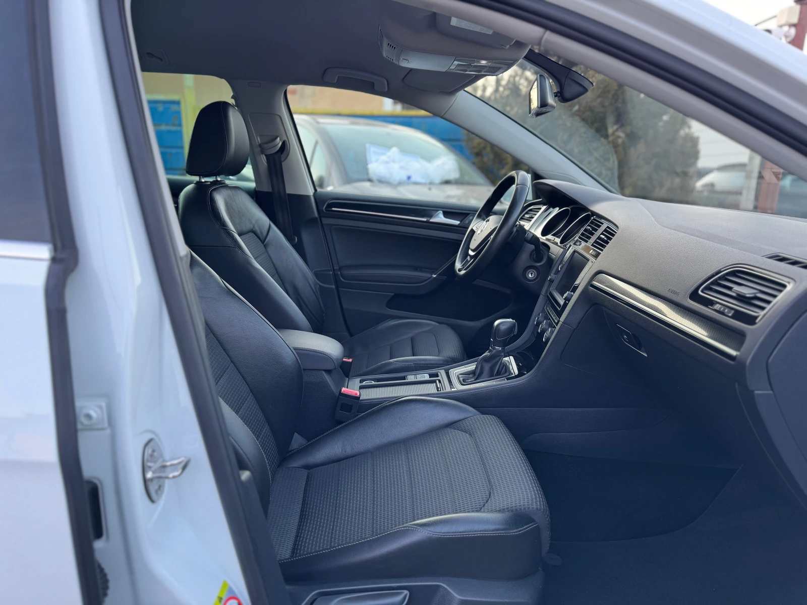 VW Golf 2.0TDI * DSG * NAVI * LED * XENON, снимка 10 - Автомобили и джипове - 53833431