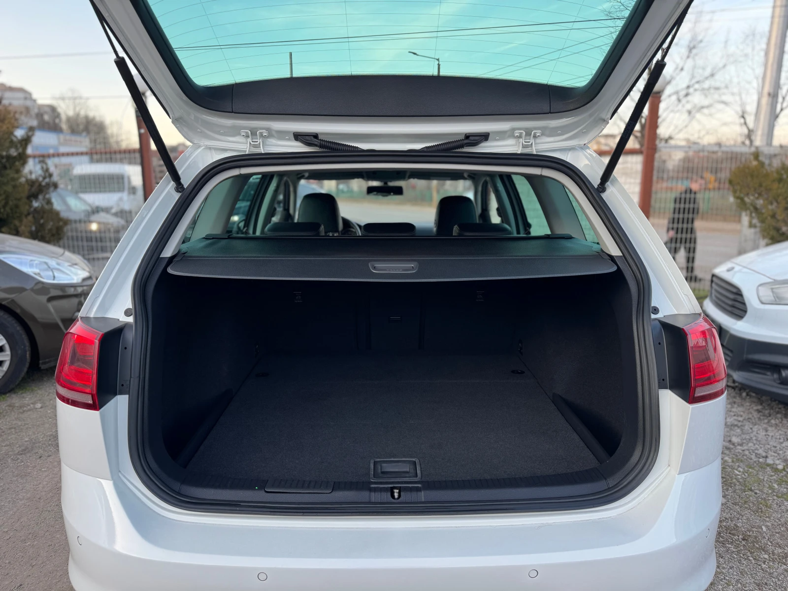 VW Golf 2.0TDI * DSG * NAVI * LED * XENON, снимка 13 - Автомобили и джипове - 53833431