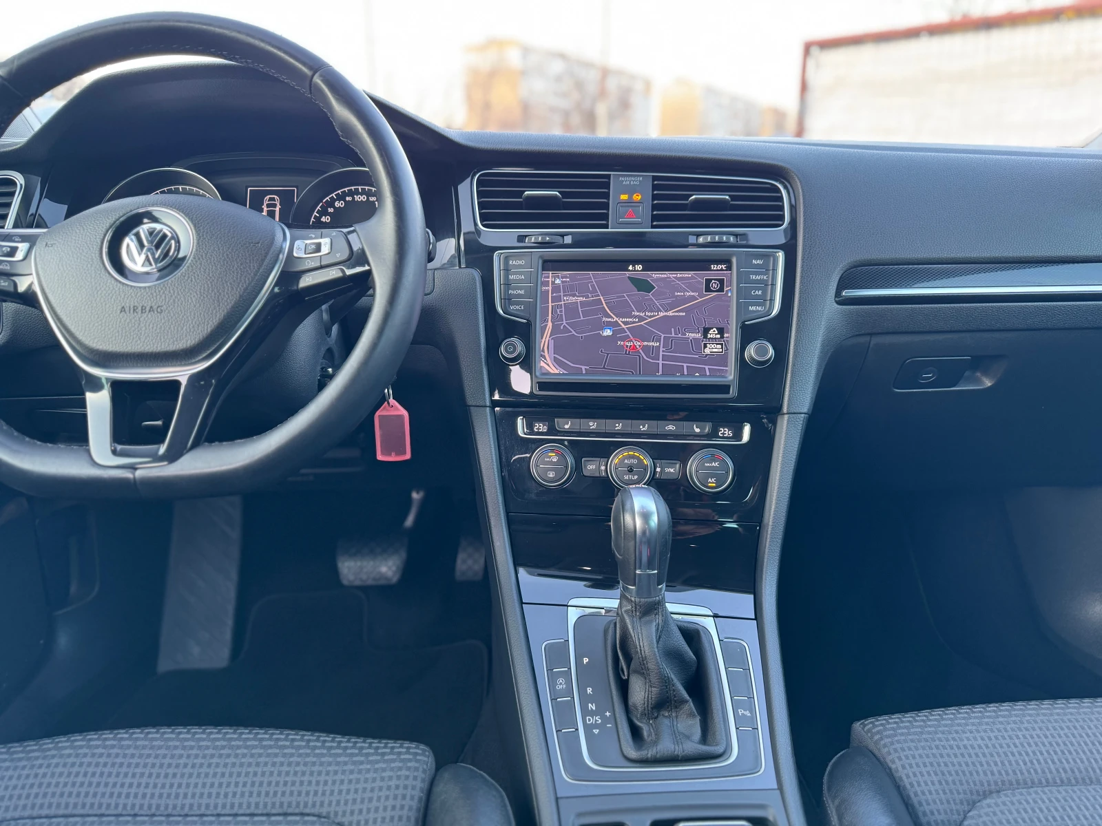 VW Golf 2.0TDI * DSG * NAVI * LED * XENON, снимка 12 - Автомобили и джипове - 53833431