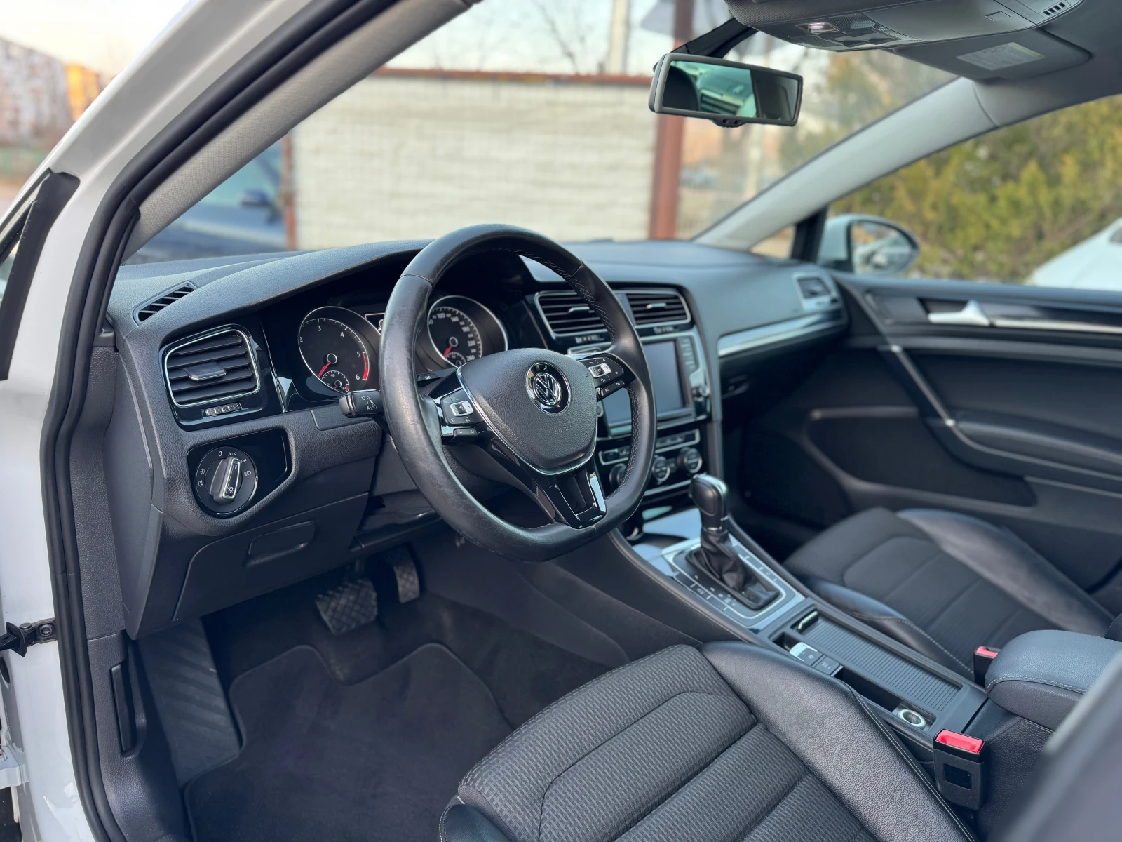 VW Golf 2.0TDI * DSG * NAVI * LED * XENON, снимка 7 - Автомобили и джипове - 53833431