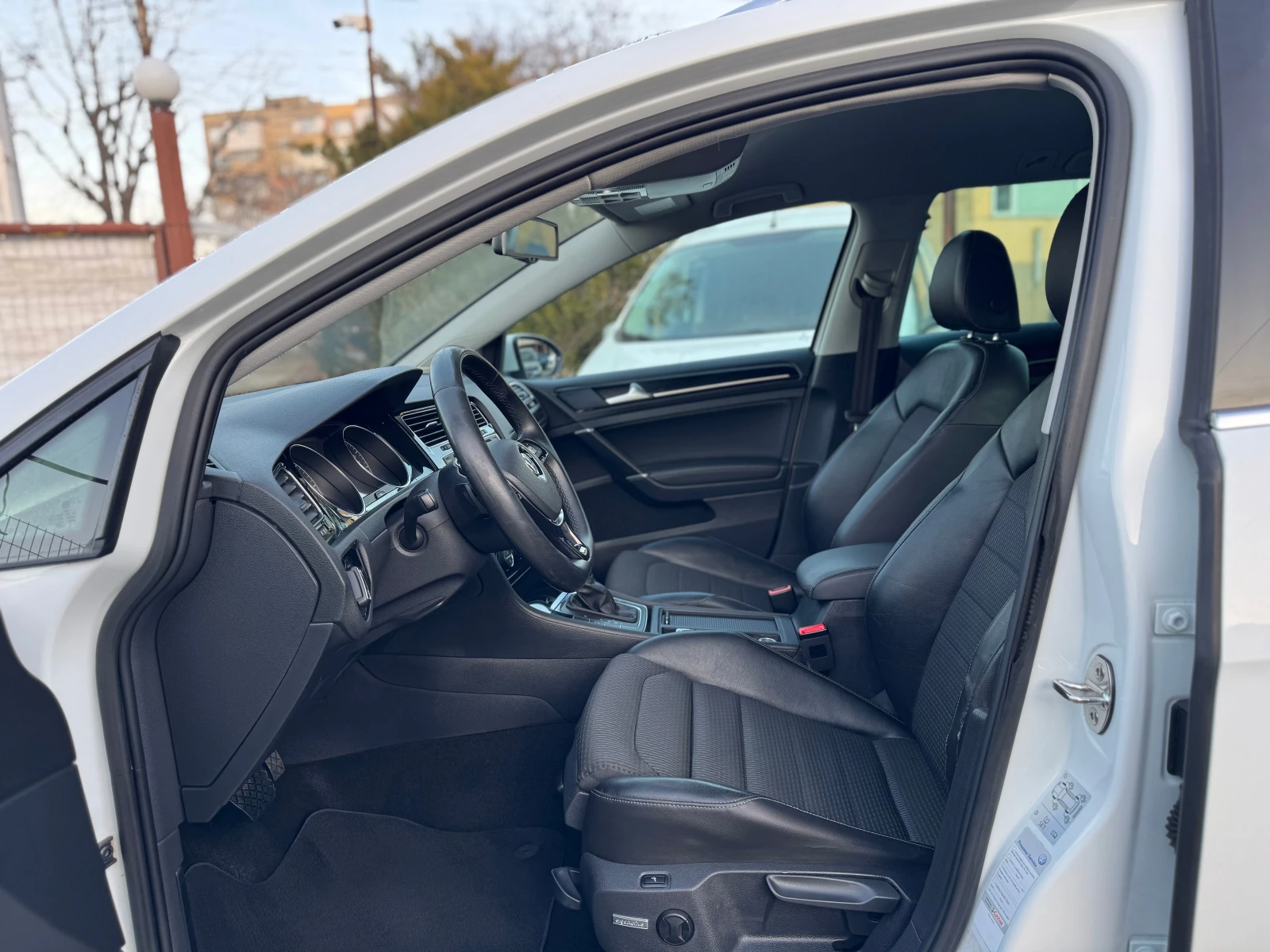 VW Golf 2.0TDI * DSG * NAVI * LED * XENON, снимка 8 - Автомобили и джипове - 53833431