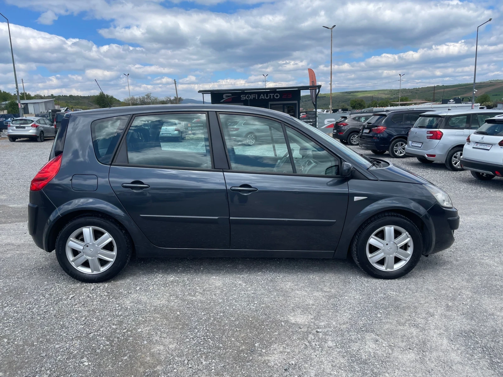 Renault Scenic 1.6i, снимка 8 - Автомобили и джипове - 54396919