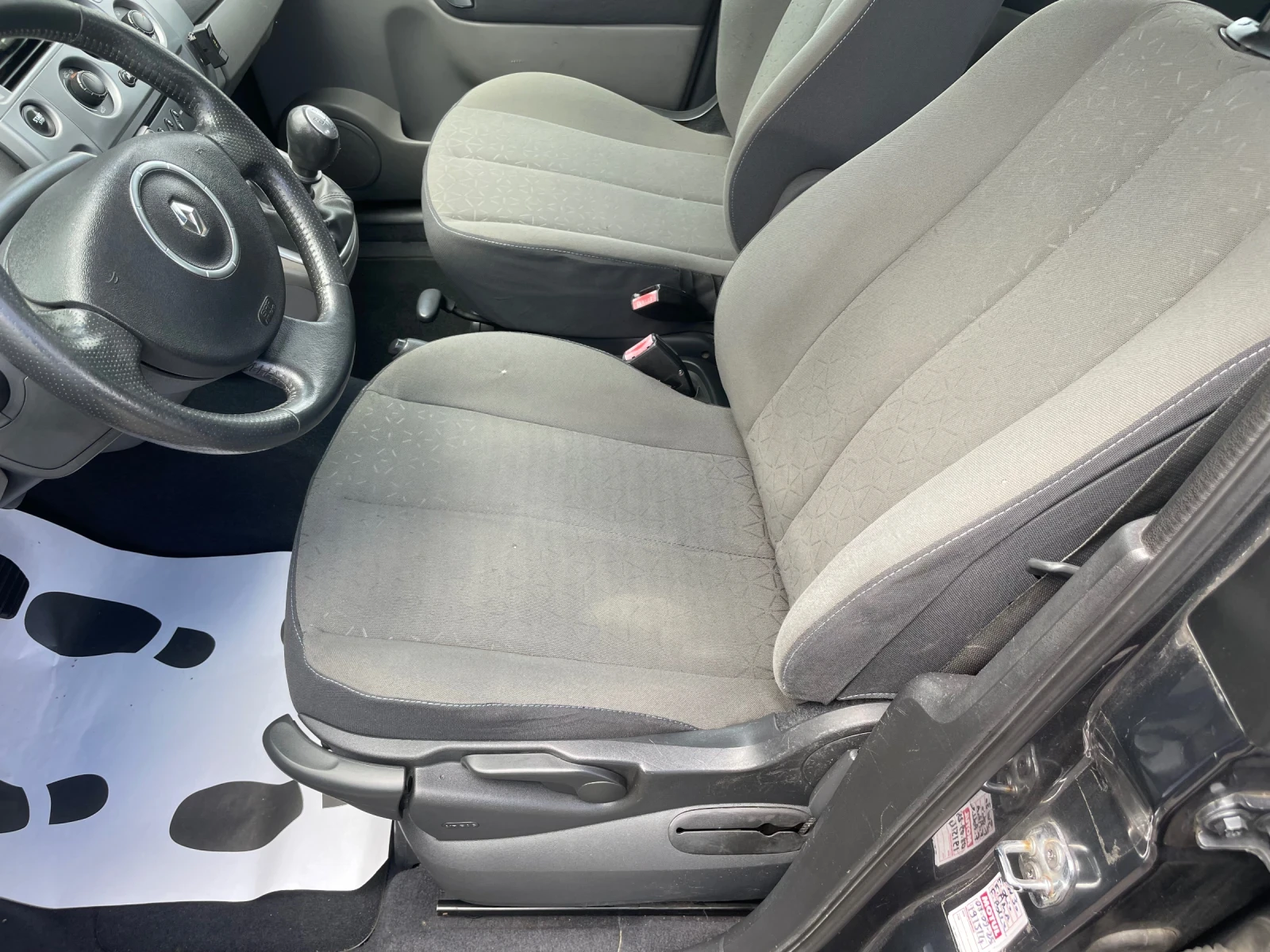 Renault Scenic 1.6i, снимка 11 - Автомобили и джипове - 54396919