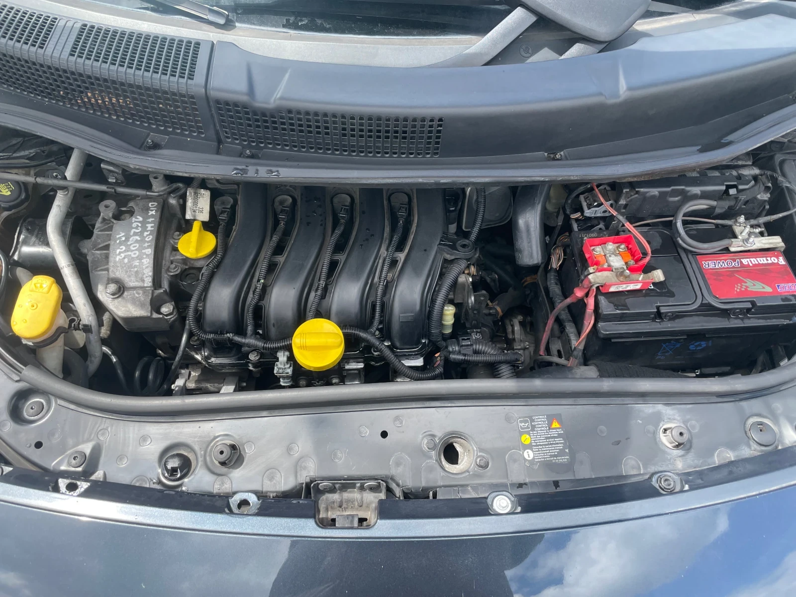 Renault Scenic 1.6i, снимка 14 - Автомобили и джипове - 54396919