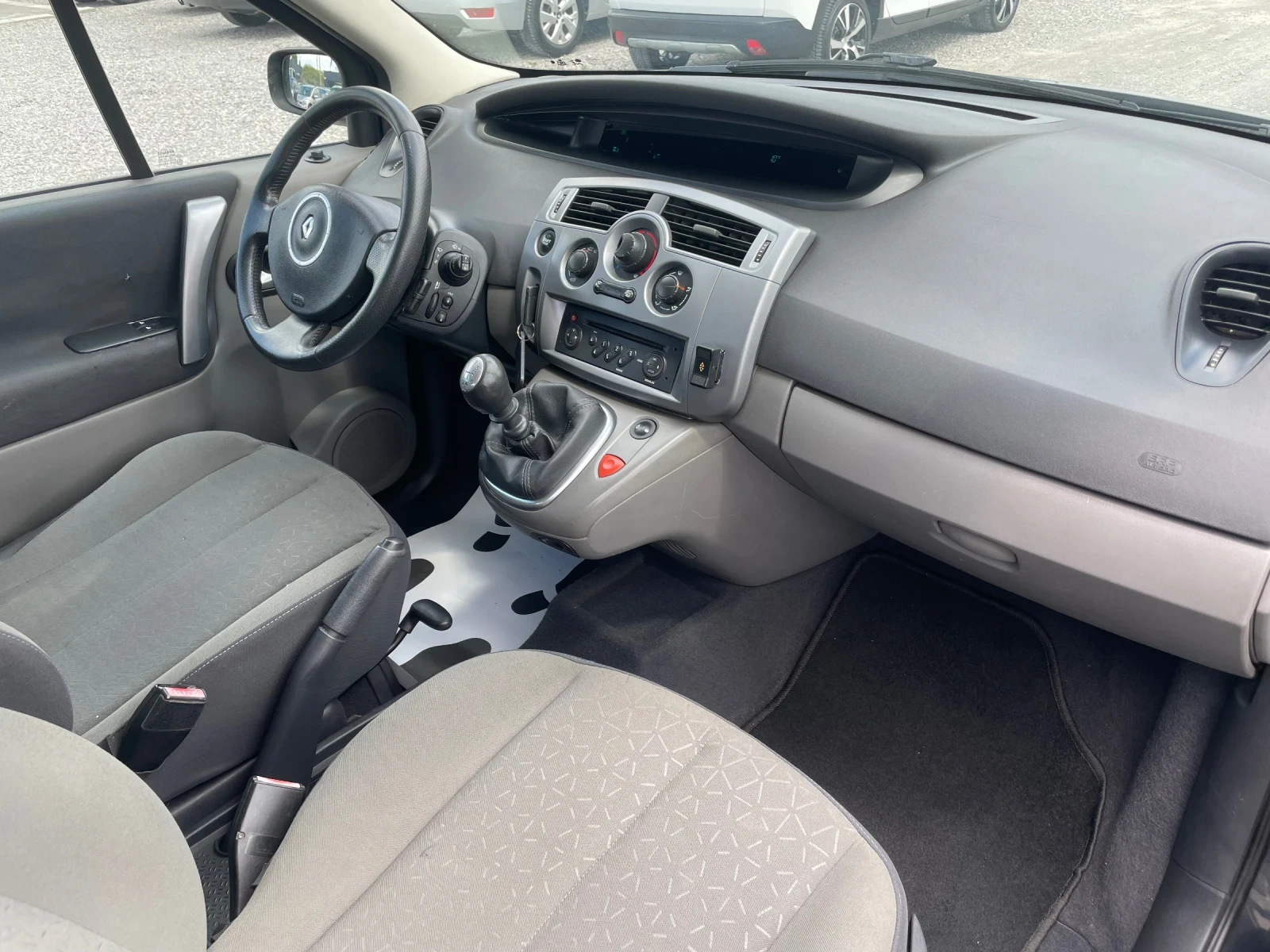Renault Scenic 1.6i, снимка 12 - Автомобили и джипове - 54396919