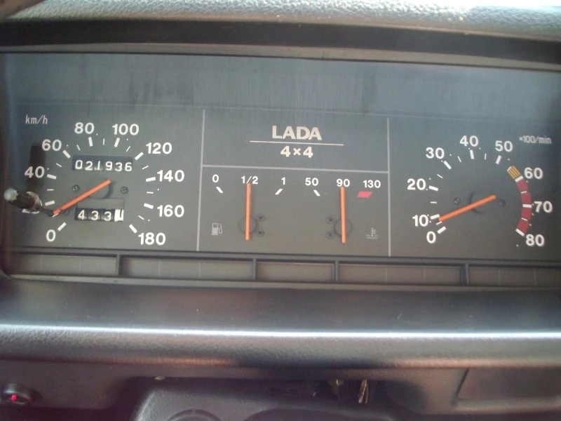 Lada Niva 1.7i 21 000 km KATO NOVA, снимка 9 - Автомобили и джипове - 41886196