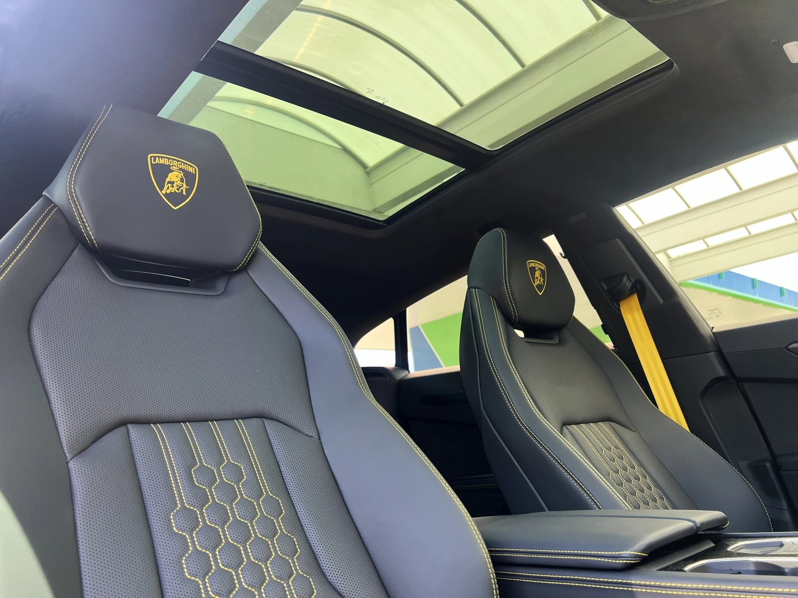 Lamborghini Urus SE / FACELIFT / PLUG-IN/ CERAMIC / CARBON/ PANO / , снимка 15 - Автомобили и джипове - 54303441