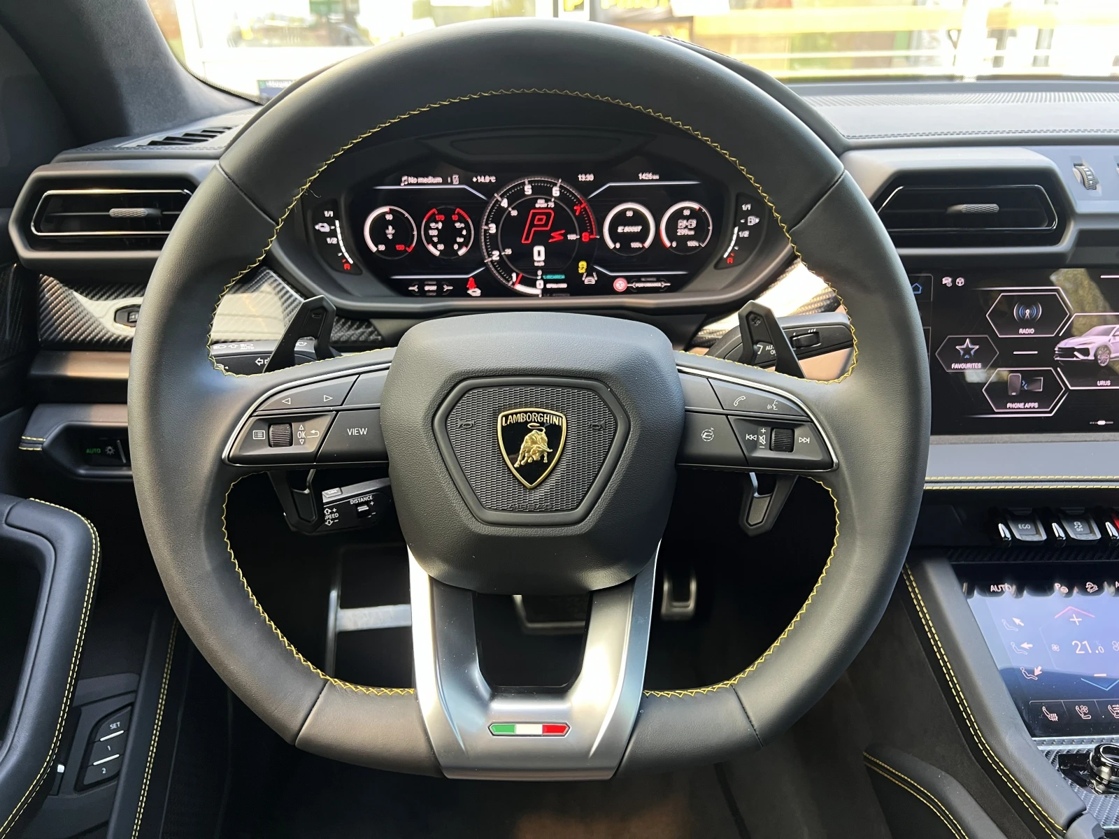 Lamborghini Urus SE / FACELIFT / PLUG-IN/ CERAMIC / CARBON/ PANO / , снимка 11 - Автомобили и джипове - 54303441