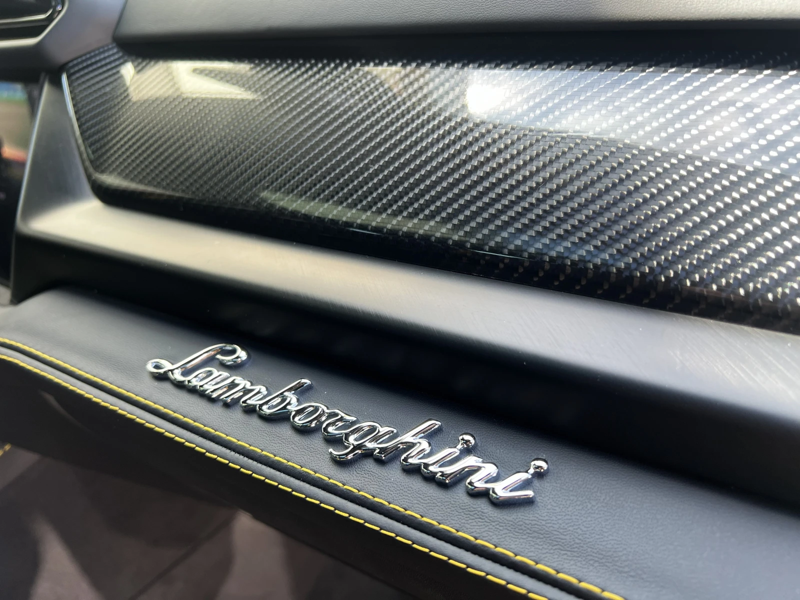 Lamborghini Urus SE / FACELIFT / PLUG-IN/ CERAMIC / CARBON/ PANO / , снимка 14 - Автомобили и джипове - 54303441