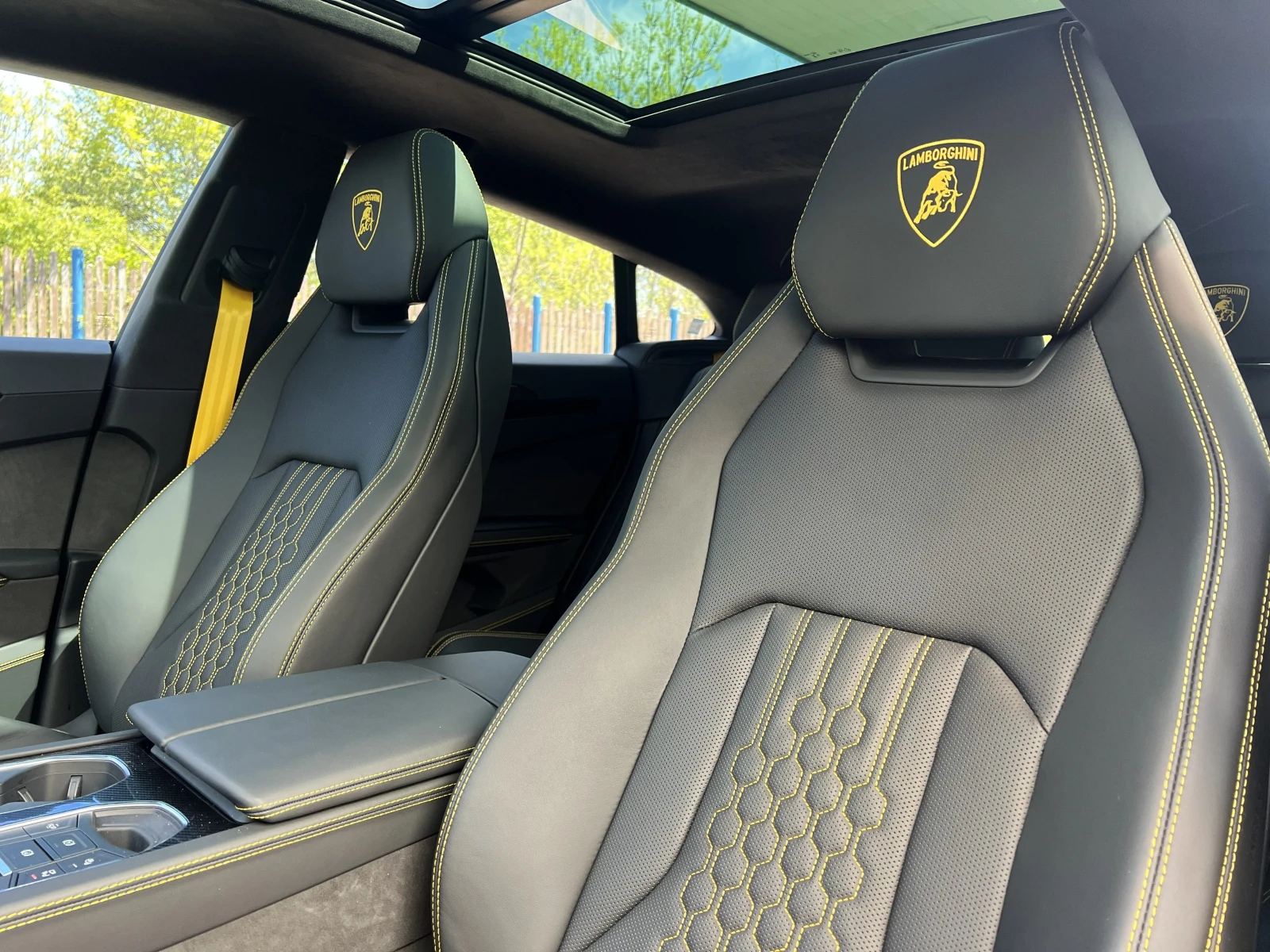 Lamborghini Urus SE / FACELIFT / PLUG-IN/ CERAMIC / CARBON/ PANO / , снимка 9 - Автомобили и джипове - 54303441