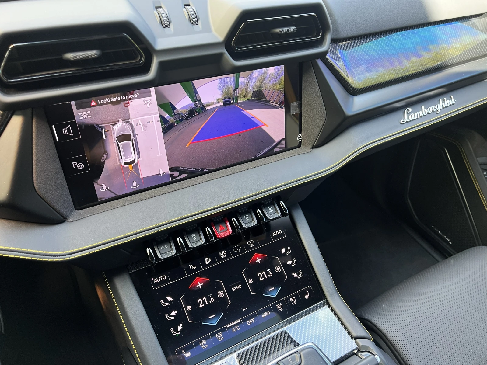 Lamborghini Urus SE / FACELIFT / PLUG-IN/ CERAMIC / CARBON/ PANO / , снимка 12 - Автомобили и джипове - 54303441