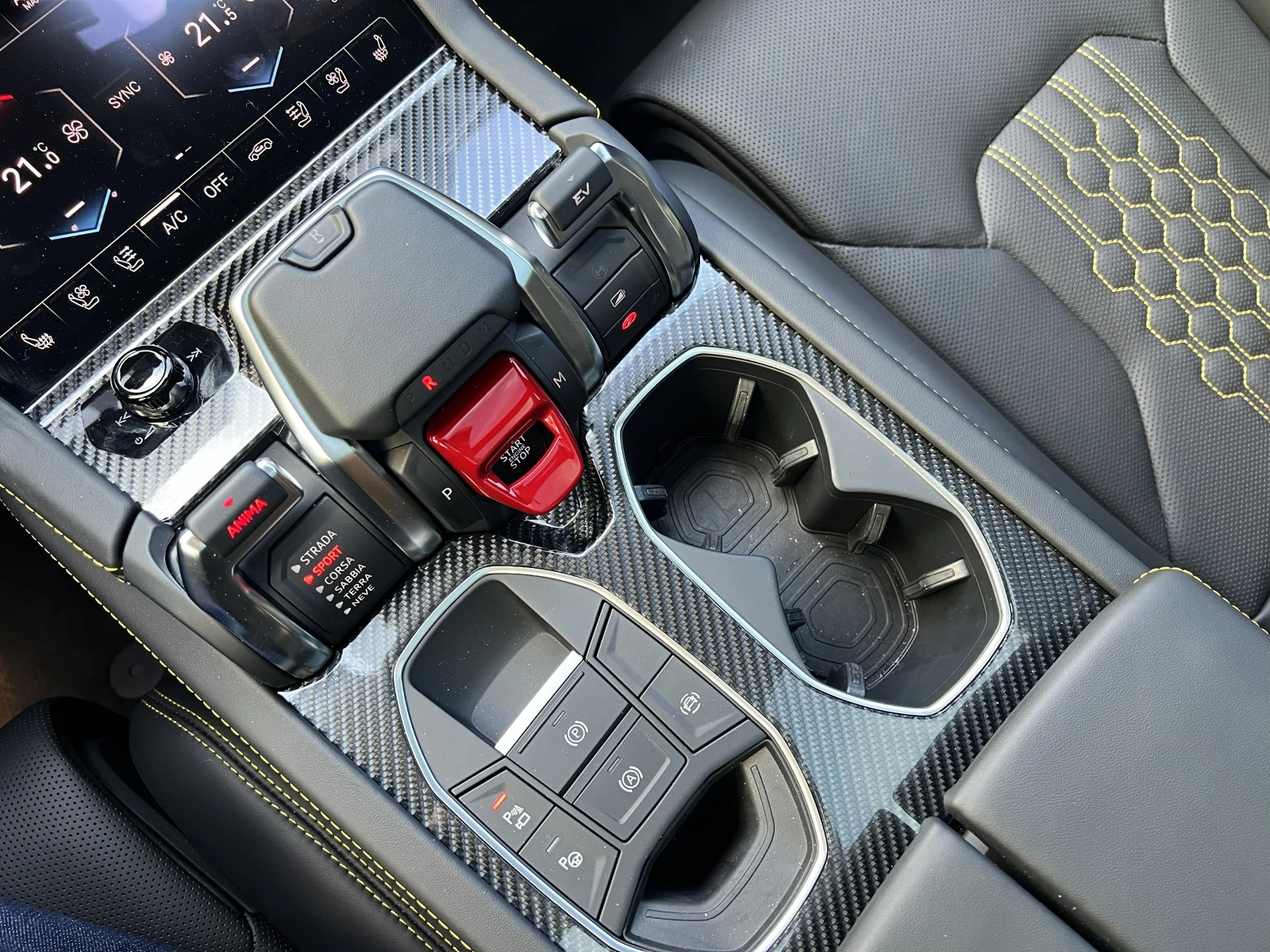 Lamborghini Urus SE / FACELIFT / PLUG-IN/ CERAMIC / CARBON/ PANO / , снимка 13 - Автомобили и джипове - 54303441