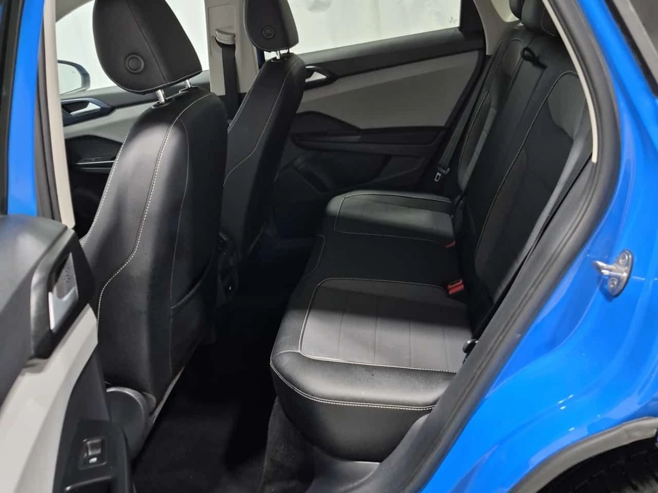 VW Taos HIGHLINE| LANE ASSIST| ПОДГРЕВИ| ПАНО| 2 КЛЮЧА| , снимка 11 - Автомобили и джипове - 55009543