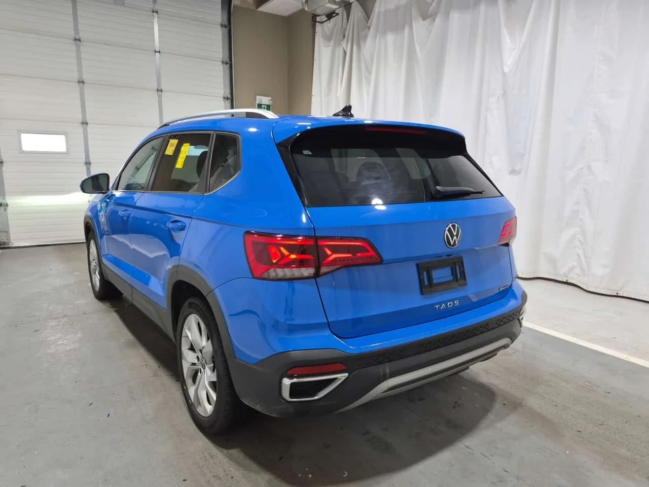 VW Taos HIGHLINE| LANE ASSIST| ПОДГРЕВИ| ПАНО| 2 КЛЮЧА| , снимка 4 - Автомобили и джипове - 55009543