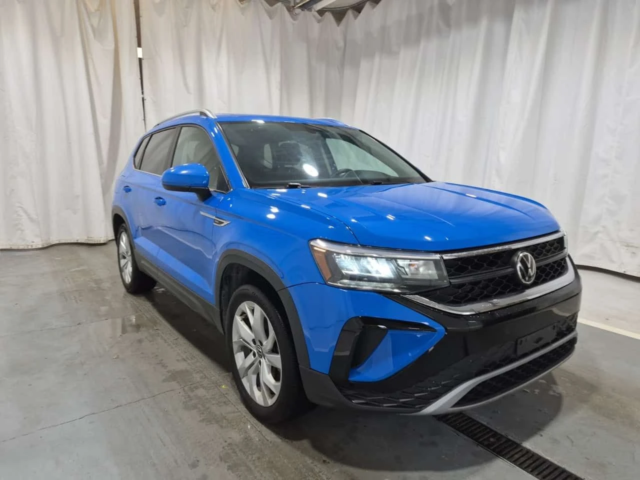 VW Taos HIGHLINE| LANE ASSIST| ПОДГРЕВИ| ПАНО| 2 КЛЮЧА| , снимка 2 - Автомобили и джипове - 55009543