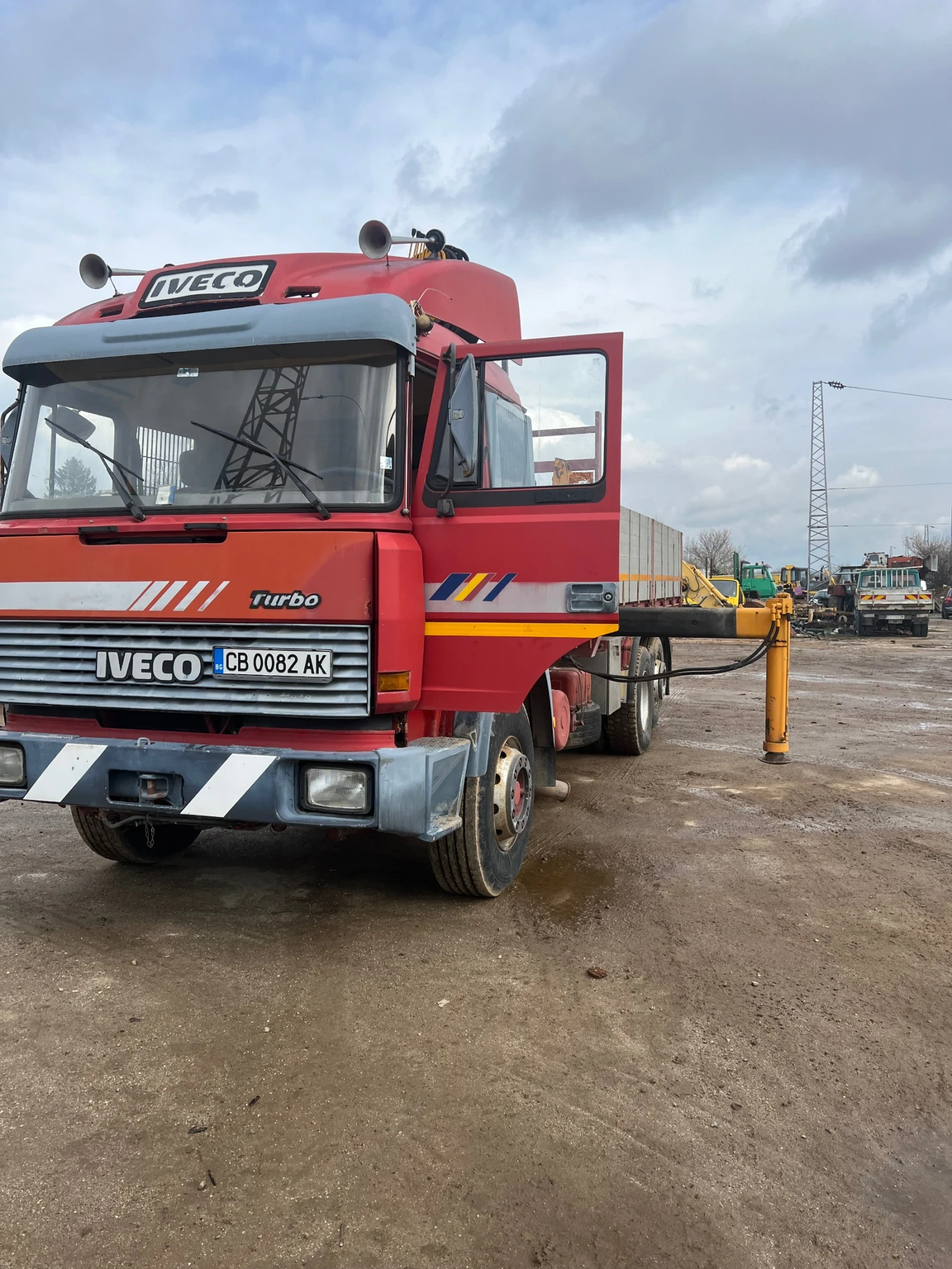 Iveco 190-32 Тристранен самосвал с кран, снимка 2 - Камиони - 53961088