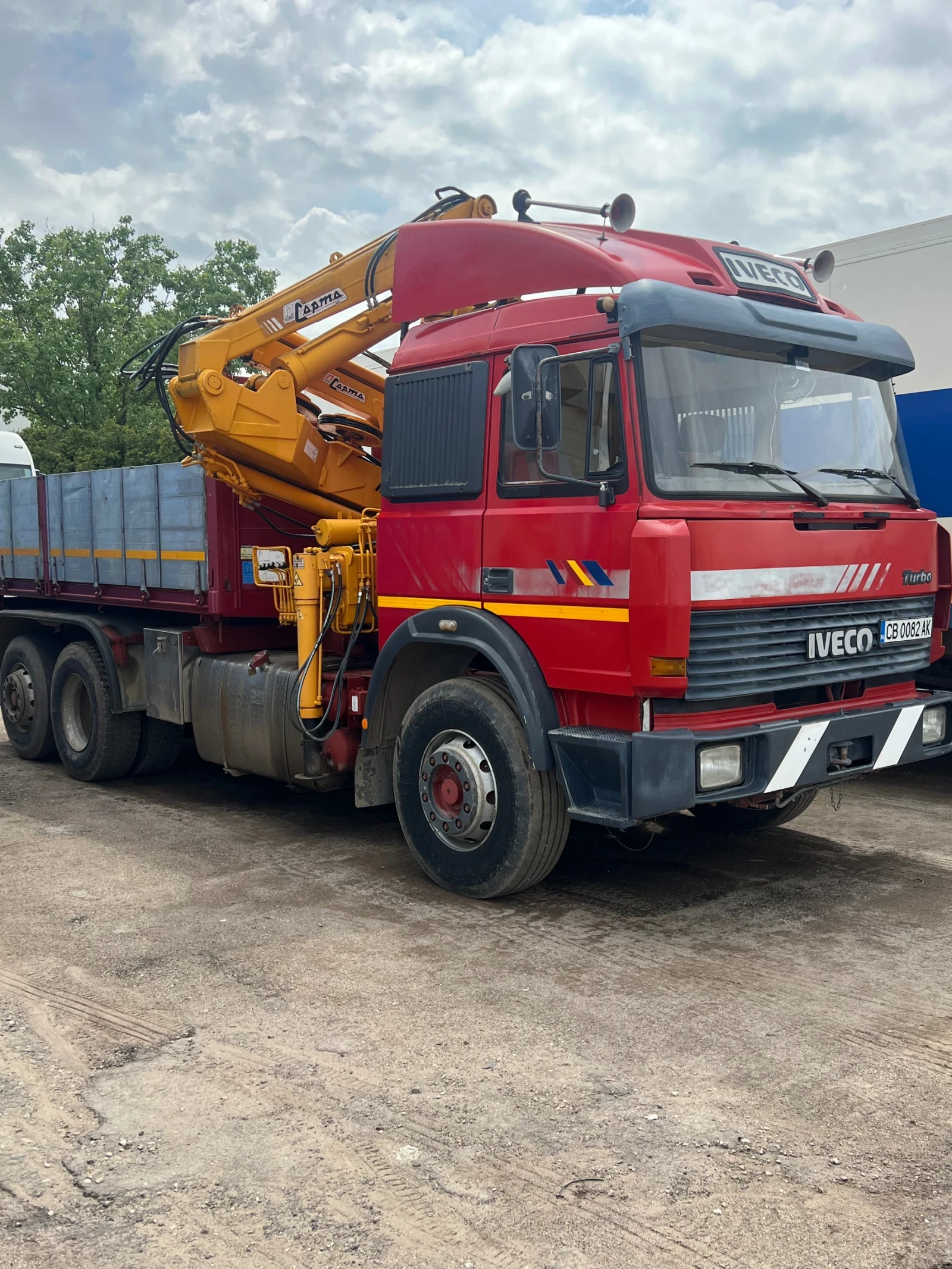 Iveco 190-32 Тристранен самосвал с кран