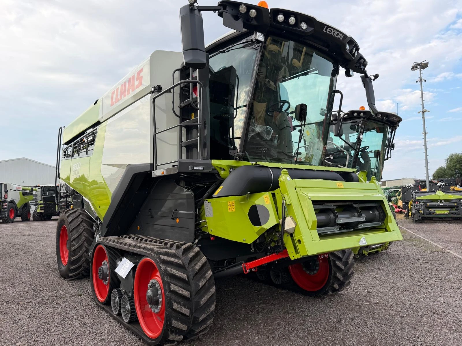 Комбайн Claas LEXION 8800 CEMOS AUTO ЧИСТО НОВА ГАРАНЦИЯ ЛИЗИНГ, снимка 4 - Селскостопанска техника - 55563185
