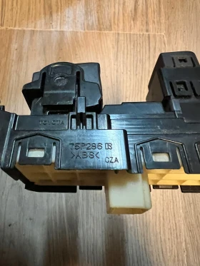 75P286 Бутон  електрическа ръчна спирачка TOYOTA YARIS 2022 75P286, снимка 2 - Части - 52311006